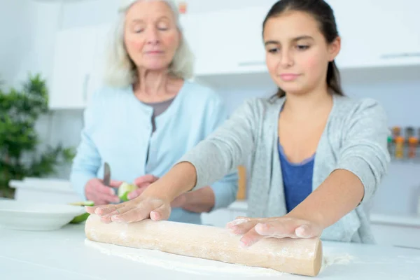 Granddaughter baking with grandmother — Stock Photo, Image