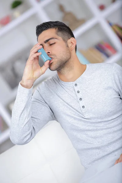 Primo piano del giovane che usa l'inalatore per l'asma — Foto Stock