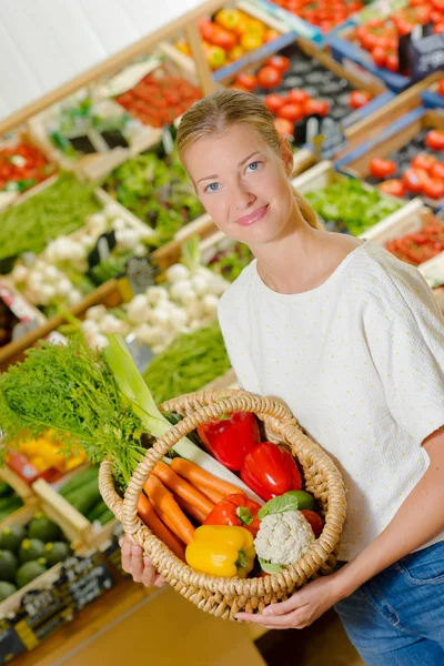Dame hält Weidenkorb mit Gemüse — Stockfoto