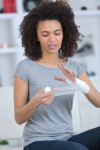 Glückliche Frauenhand und Binde — Stockfoto