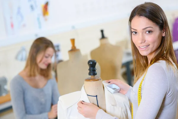 Seamstress vestir um boneco — Fotografia de Stock