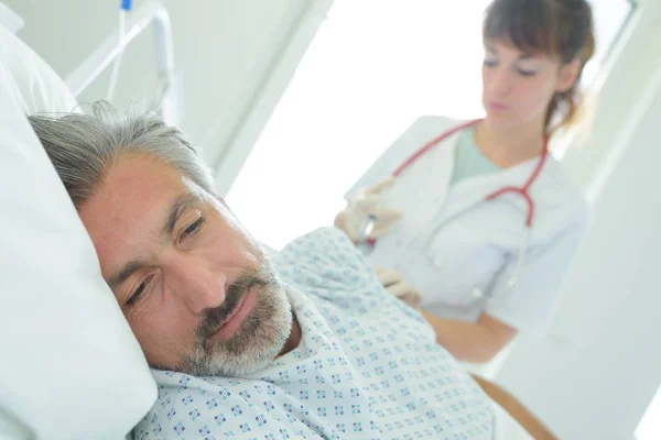 Homem triste na cama no hospital sentindo-se mal — Fotografia de Stock