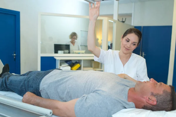 Krankenschwester bereitet Patientin auf Röntgen vor — Stockfoto