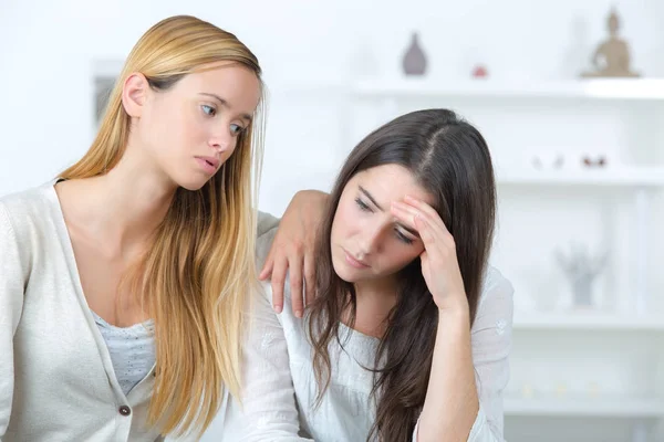 Amigos apoyándose unos a otros — Foto de Stock