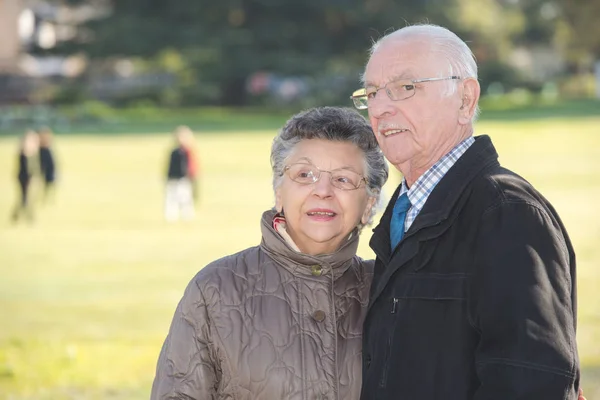 Casal passeando no parque — Fotografia de Stock