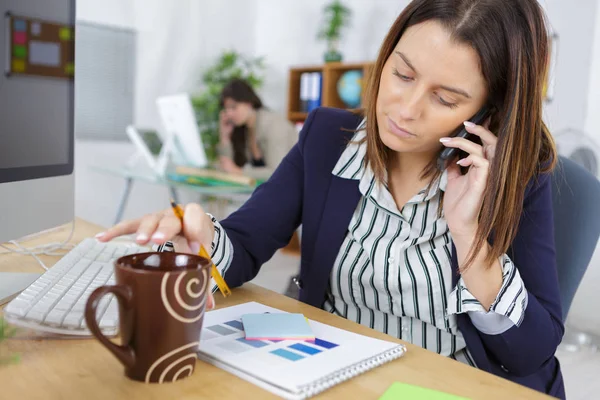 Bir ofiste cep telefonu kullanarak iş kadını — Stok fotoğraf