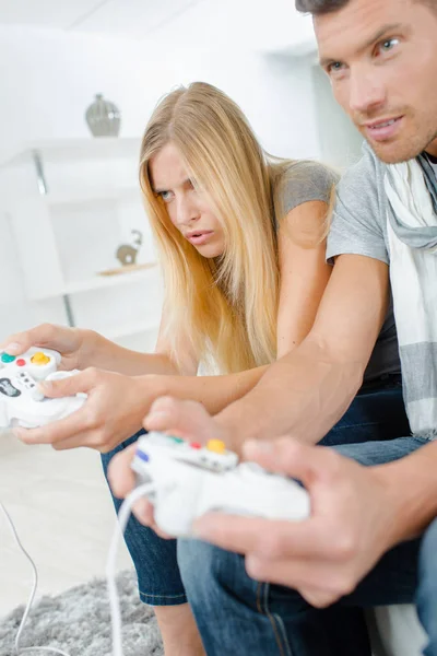 Couple competing on computer game — Stock Photo, Image