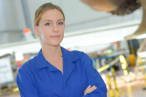 Mujer trabajadora posando y confiada —  Fotos de Stock