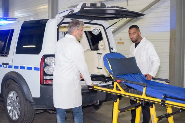 Räddningsarbetare förbereder ambulansen — Stockfoto