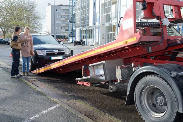 Männer plaudern, bevor sie zum Pfund gehen — Stockfoto