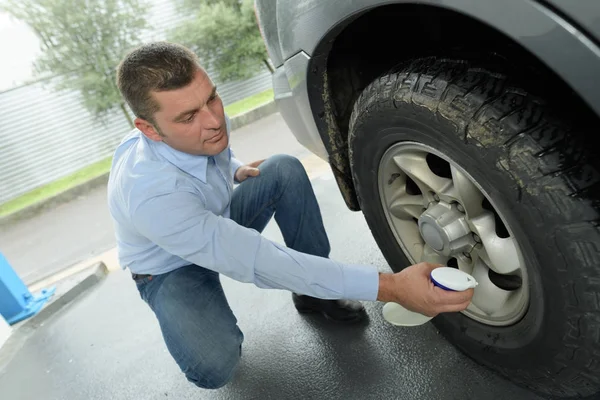 Man reinigen van felly in de werkplaats — Stockfoto