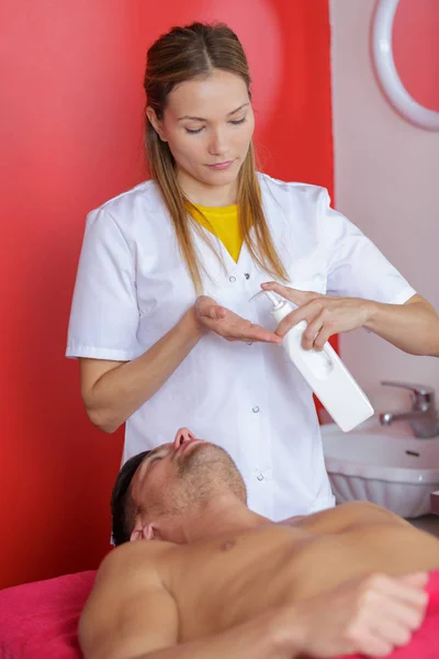 Hombre disfrutando de masaje de espalda en un salón de spa —  Fotos de Stock