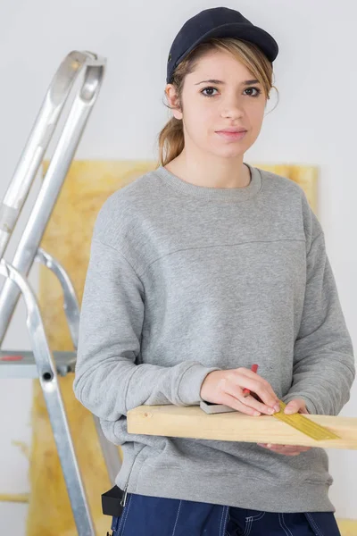 Retrato de jovem carpinteiro feminino — Fotografia de Stock