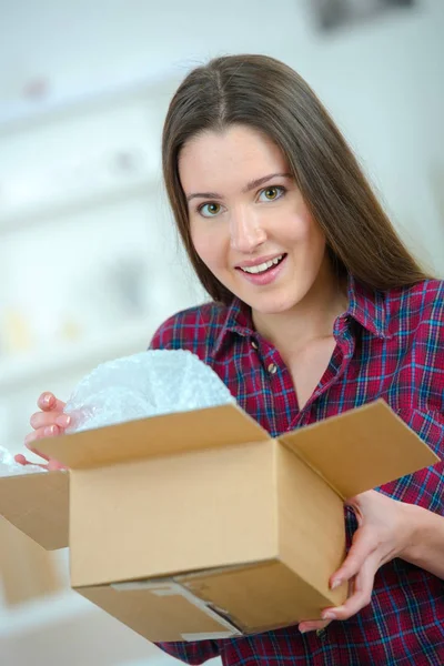 Sorprendido de recibir un regalo — Foto de Stock