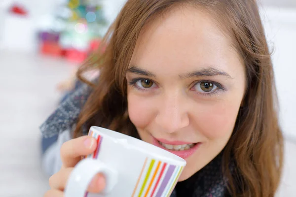 Young woman drinking a hot cup of tea — Stock Photo, Image