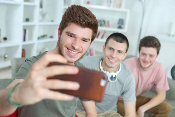 Tre pojkar tar en selfie — Stockfoto