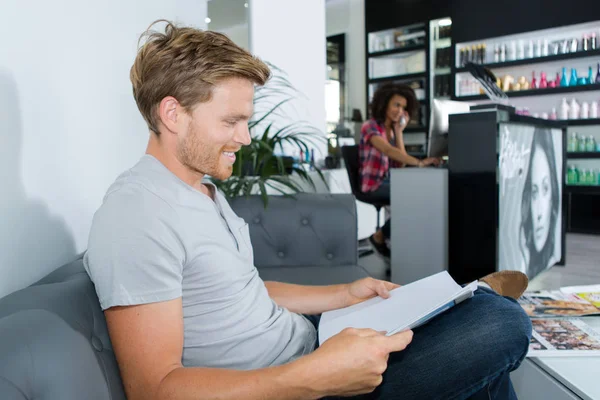 Jonge man in haar dressing salon mannelijke kapsel — Stockfoto