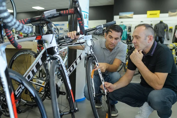 Dos hombres en una tienda de bicicletas —  Fotos de Stock