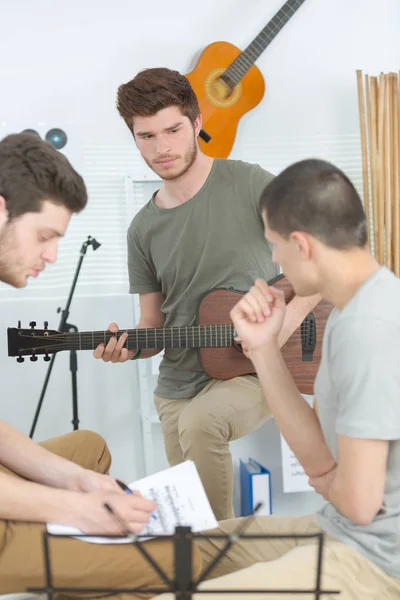 Домашній гурт вивчає нову пісню разом — стокове фото