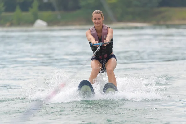 Giovane donna che fa sci nautico — Foto Stock