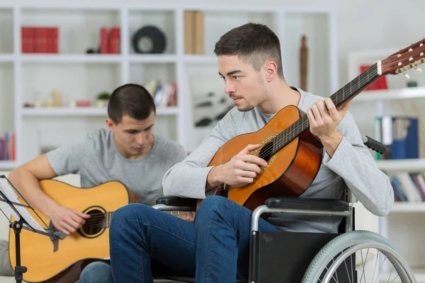 Chitarristi disabili e sedia a rotelle — Foto Stock