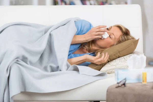 Mature blond woman in pain at home — Stock Photo, Image