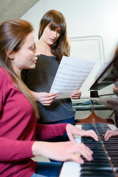 Vrouwen en een piano — Stockfoto