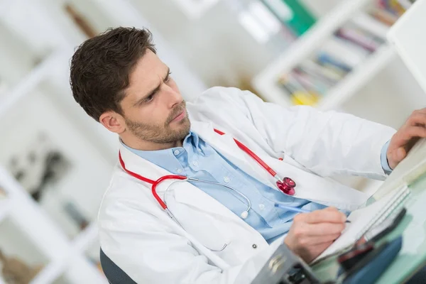 Knappe dokter op het werk — Stockfoto