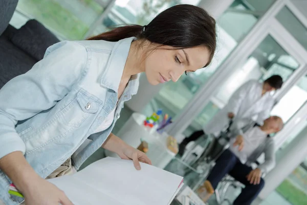 Vrouwelijke Kapper kijken naar de agenda — Stockfoto