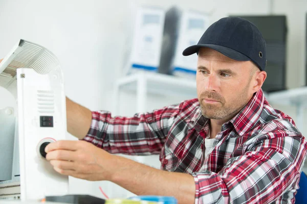 Fontanero inspeccionando el radiador —  Fotos de Stock