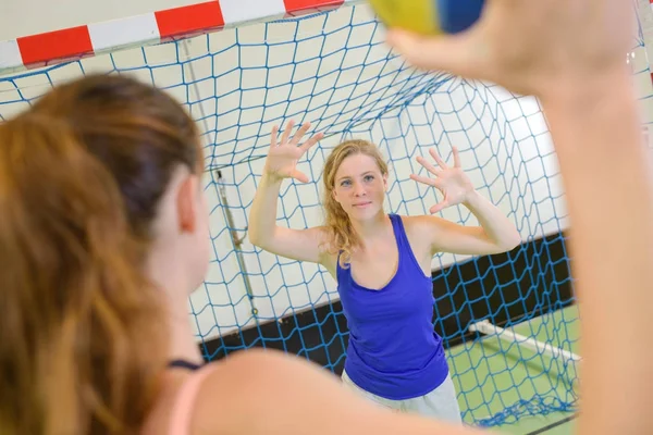 Atleta feminino pronto para atirar um gol de handebol — Fotografia de Stock