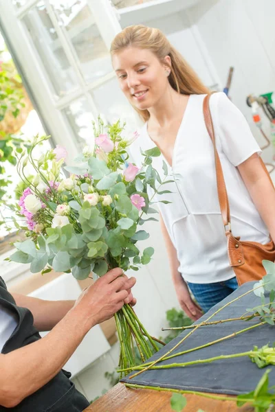 Haciendo el ramo y la mujer — Foto de Stock