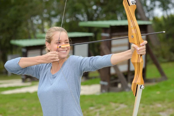 Arquero femenino con arco y flecha —  Fotos de Stock
