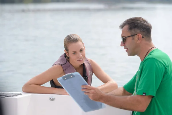 Mooie jongedame tevreden met het resultaat van haar waterski — Stockfoto