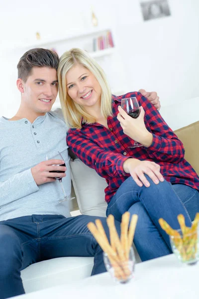Picie wina i para kochanków — Zdjęcie stockowe