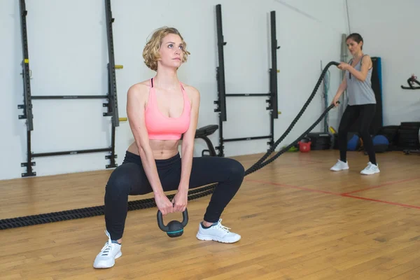 Mulher fitness fazendo exercício com chaleira sino — Fotografia de Stock