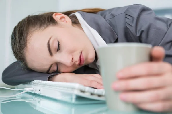 Молодая деловая женщина спит в офисе — стоковое фото