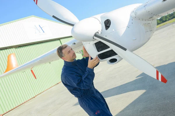 Inspecting the propeller and work — Stock Photo, Image