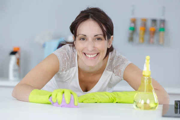 Pretty housewife finished cleaning the kitchen — Stock Photo, Image