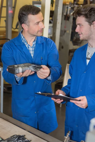 Lehrer mit Schüler im Mechanikunterricht — Stockfoto