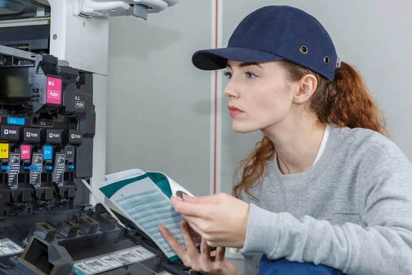 Ingenieros femeninos revisando un manual de instalación — Foto de Stock