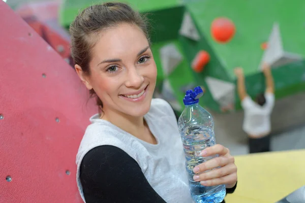 Smiling woman climber having a break — Stock Photo, Image