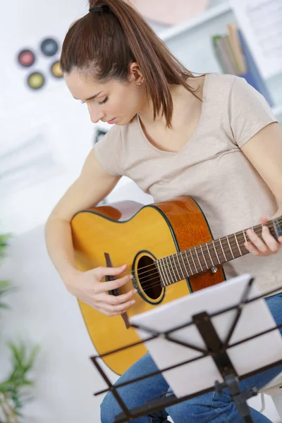 젊은 여자는 기타를 strumming — 스톡 사진