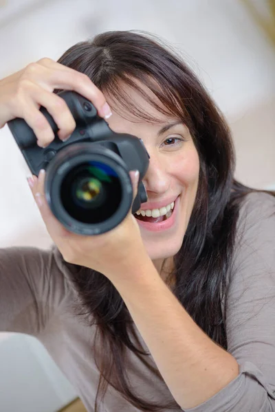 Mulher bonita é um fotógrafo proffessional com câmera dslr — Fotografia de Stock