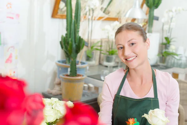 Florista adora seu trabalho — Fotografia de Stock