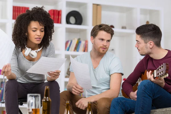 Junge Leute mit Gitarre und Papieren — Stockfoto