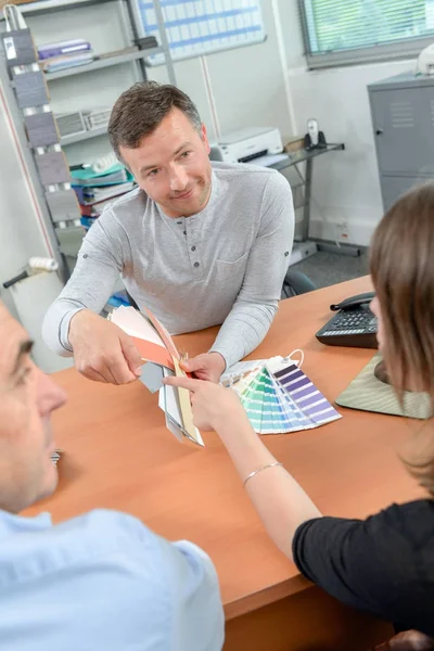 Salestalking en man mannen — Stockfoto