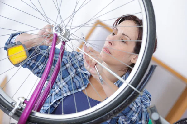 Mujer reparando rueda en bicicleta de montaña Fotos De Stock