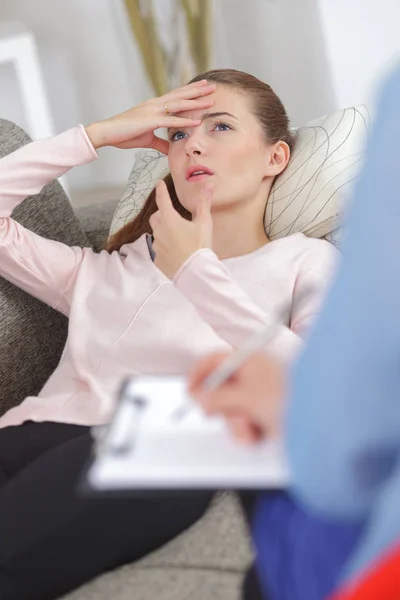 Mujer joven durante la psicoterapia — Foto de Stock