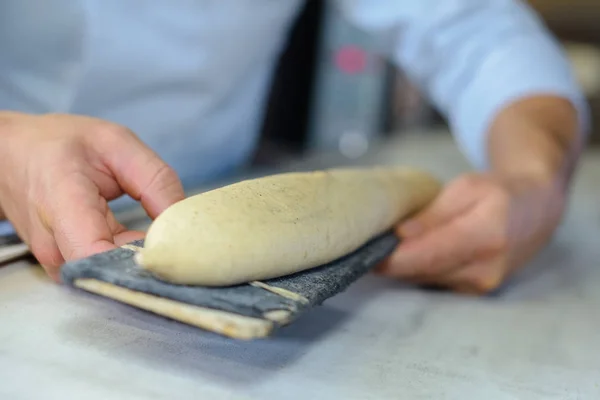 Panadero orgulloso hornear pan baguette en su cocina —  Fotos de Stock